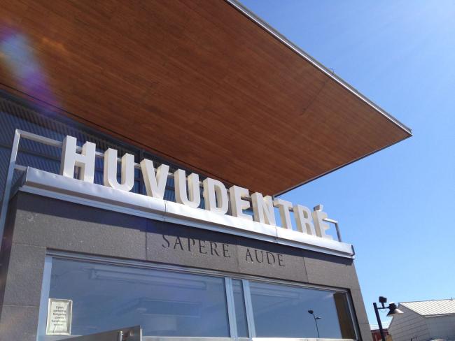 huvudentrén Karlstads universitet. Skylt utomhus under tak.
