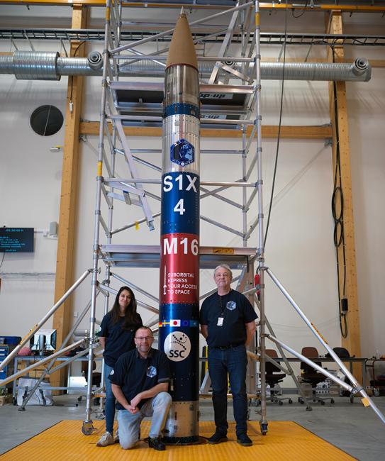 Ishita Jalan leif Ericsson och Jan van Stam framför raketen.