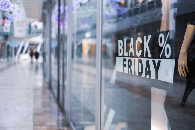 Black Friday skylt I ett skyltfönster